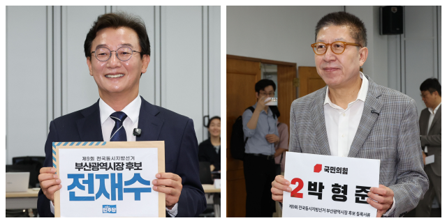 더불어민주당 전재수 부산시장 후보(왼쪽)와 국민의힘 박형준 부산시장 후보가 14일 오전 부산시선거관리위원회에서 후보자 등록 서류를 접수하고 있다. 정종회 기자 jjh@