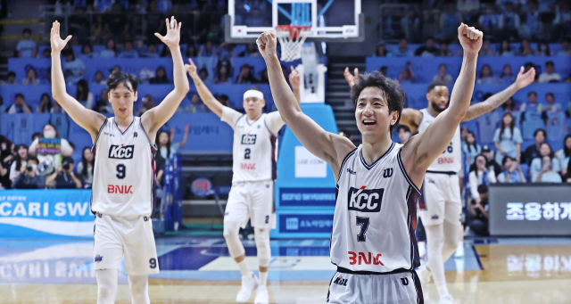 13일 고양 소노 아레나에서 열린 2025-2026 KBL 플레이오프 챔피언 결정전 5차전에서 선수들이 승리한 뒤 환호하고 있다. 연합뉴스