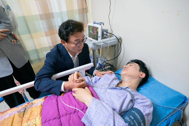 더불어민주당 전재수 부산시장 후보가 14일 개혁신당 정이한 후보가 입원한 병원을 찾았다. 정 후보 캠프 제공