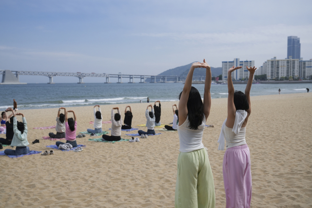 해변 요가. 부산관광공사 제공