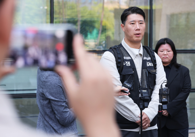 초기업노조 삼성전자지부 최승호 위원장이 지난 13일 삼성전자가 노조를 상대로 제기한 위법 쟁의행위 금지 가처분 신청 심문을 마치고 나와 취재진 질문에 답하고 있다. 연합뉴스