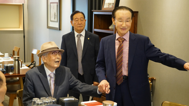 부산대 이병선 국어교육과 명예교수(사진 왼쪽)와 개성고 46회 동기회 우판수 대표(사진 오른쪽)가 손을 잡고 대화하고 있다. 개성고 제공