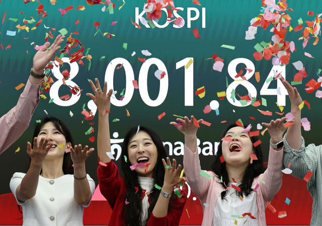 15일 서울 하나은행 본점 딜링룸에서 코스피 8,000 기념 세리머니가 진행되고 있다. 연합뉴스