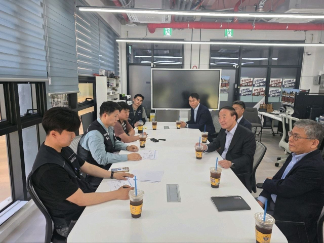 삼성전자 DS부문 경영진이 삼성전자노동조합 공동투쟁본부와 만나 대화하는 모습 (사진 왼쪽 위부터 투쟁본부 정승원 국장, 이송이 부위원장, 최승호 위원장, 김재원 국장) 사진 오른쪽 위부터 삼성전자 박용인 사장, 한진만 사장, 전영현 부회장, 김용관 사장). 삼성전자 제공.