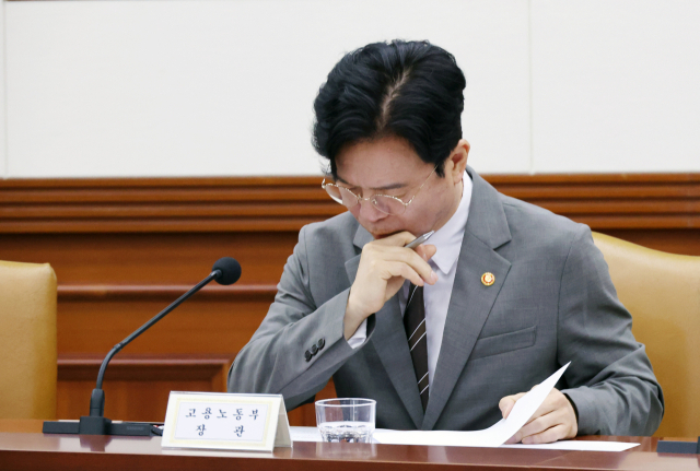 김영훈 고용노동부 장관이 15일 오전 서울 종로구 정부서울청사에서 열린 비상경제본부회의 겸 경제·부동산 관계장관회의에서 자료를 검토하고 있다. 연합뉴스