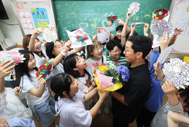 스승의날을 하루 앞둔 14일 경기도 수원시 영통구 효동초등학교에서 학생들이 '선생님 사랑해요'를 외치고 있다. 연합뉴스