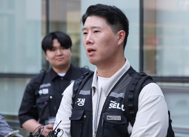 최승호 초기업노조 삼성전자지부 위원장이 지난 13일 경기도 수원시 영통구 수원지방법원에서 열린 삼성전자가 노조를 상대로 제기한 위법 쟁의행위 금지 가처분 신청 심문을 마치고 나와 취재진 질문에 답하고 있다. 연합뉴스