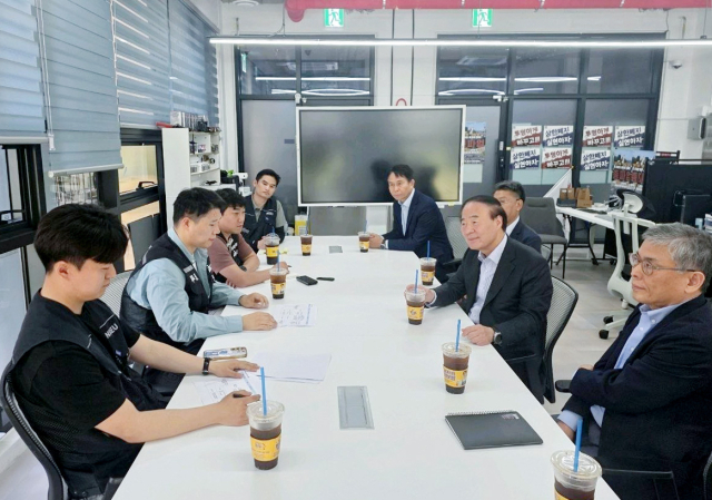 전영현 대표이사 부회장(오른쪽 두 번째)을 비롯한 삼성전자 DS 부문 사장단이 15일 경기도 삼성전자 평택 사업장을 방문해 초기업노조 최승호 위원장(왼쪽 두 번째) 등 노조 지도부와 면담하고 있다. 연합뉴스