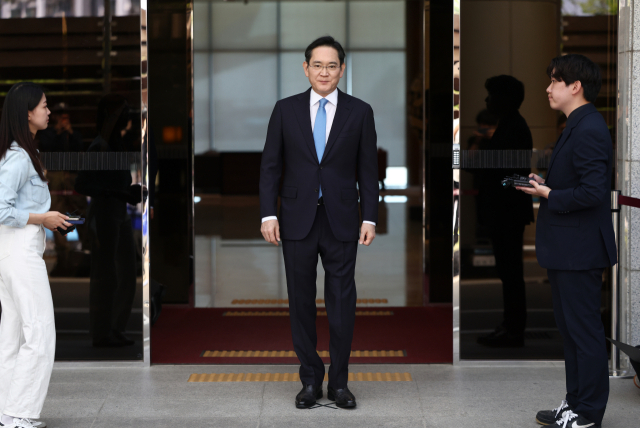 이재용 삼성전자 회장이 16일 서울 김포비즈니스항공센터를 통해 귀국하며 입장문 발표를 위해 서 있다. 연합뉴스