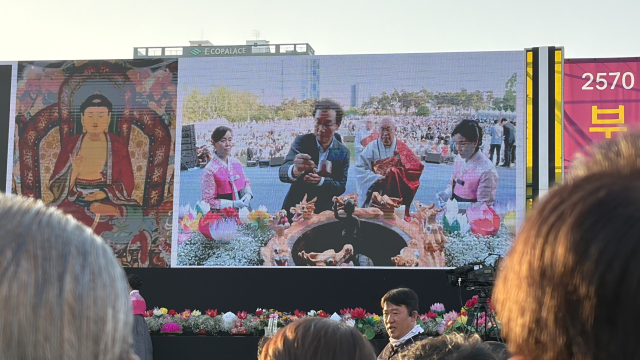 ‘부산연등회 봉축연합대회’에 참석한 전재수 부산시장 후보가 관불 의식(아기 부처님 상에 향기로운 물을 부어 씻기는 의식)을 하고 있는 모습. 김은영 기자 key66@