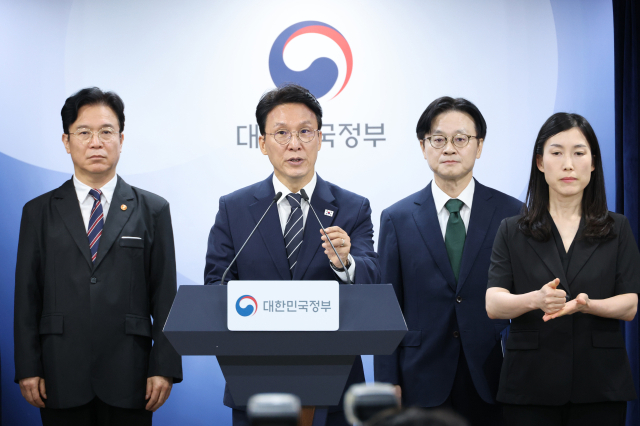 김민석 국무총리가 17일 서울 종로구 정부서울청사에서 삼성전자 파업 관련 대국민 담화를 하고 있다. 연합뉴스