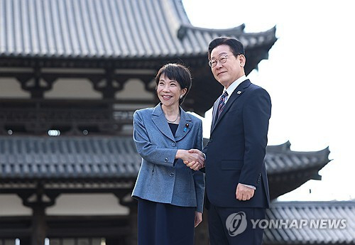 이재명 대통령과 다카이치 사나에 일본 총리가 지난 1월 일본 나라현에서 정상회담 후 악수하고 있다. 연합뉴스