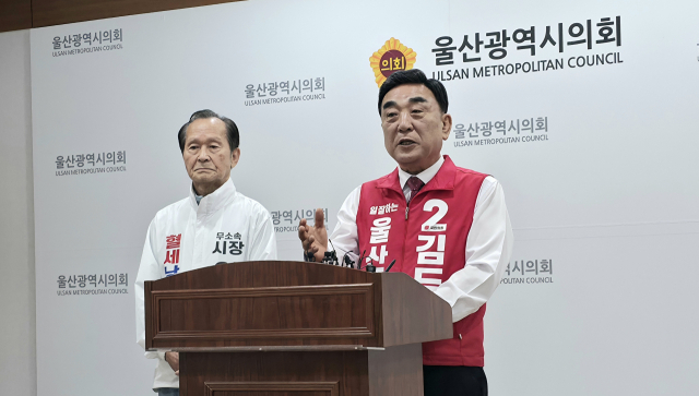 국민의힘 김두겸 울산시장 후보 측이 범여권 단일화에 대해 ‘나눠먹기 야합’을 규탄한다고 밝혔다. 오상민 기자