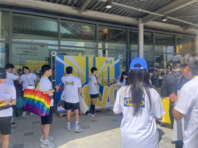 지난 16일 오전 8시 부산 기장군 이케아 동부산점에서 이케아 코리아의 참여형 이벤트 ‘헤이 런(Hej Run)’이 열렸다. 참가자들이 포토존에서 기념 사진을 찍고 있다. 양보원 기자