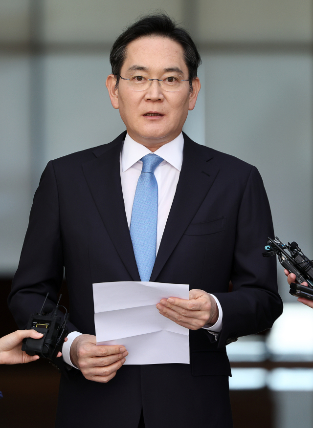 해외 출장을 마치고 귀국한 이재용 삼성전자 회장이 지난 16일 서울 김포비즈니스항공센터(SGBAC)에서 입장문을 읽고 있다. 연합뉴스