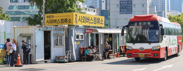 시외버스 정류장 입지를 놓고 부산시와 경남도가 책임을 떠넘기면서 시민 불편만 가중되고 있다. 17일 오후 해운대시외버스정류소에서 시민들이 버스를 기다리고 있다. 김종진 기자 kjj1761@