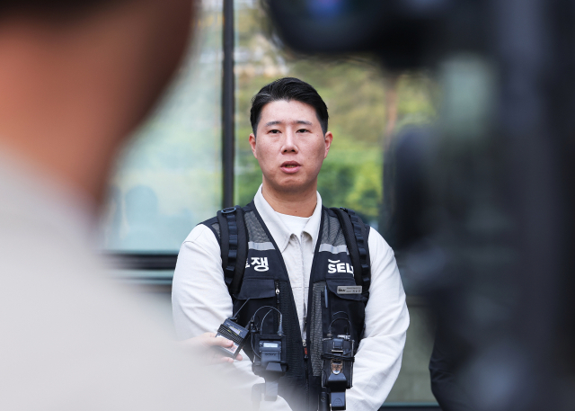 최승호 초기업노조 삼성전자지부 위원장이 지난 13일 경기도 수원시 영통구 수원지방법원에서 열린 삼성전자가 노조를 상대로 제기한 위법 쟁의행위 금지 가처분 신청 심문을 마치고 나와 취재진 질문에 답하고 있다. 연합뉴스