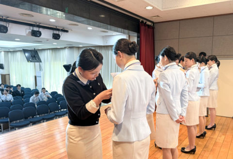 항공서비스학과 재학생 선배가 ‘윙(Wing) 수여식’에서 신입생에게 윙 배지를 달아주고 있다. 신라대 제공