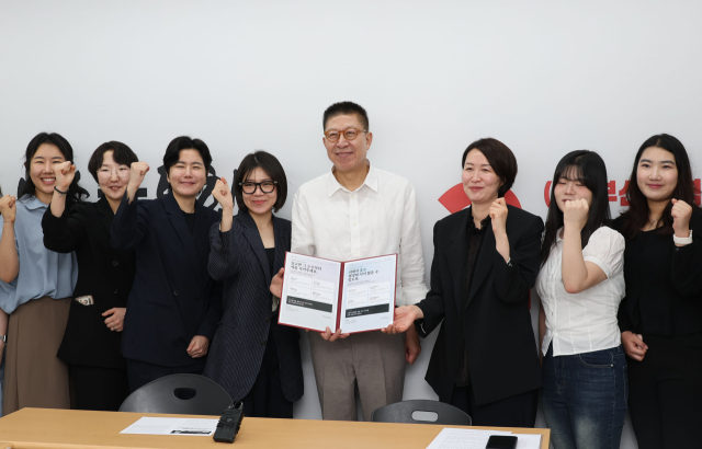 박형준 국민의힘 부산시장 후보가 19일 부산 부산진구 선거사무소에서 ‘관계형 범죄 및 스토킹 관련 2040여성간담회’를 마친 후 참석자들과 사진촬영을 하고 있다. 이재찬 기자 chan@