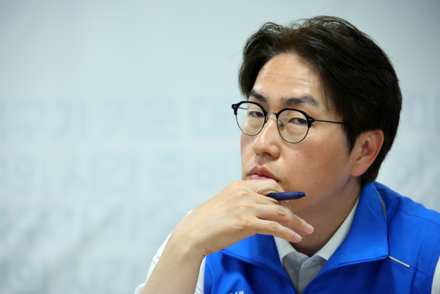 더불어민주당 하정우 부산 북구갑 국회의원 보궐선거 후보가 19일 오전 부산 북구 선거사무소에서 부산 AI기업 간담회를 갖고 있다. 연합뉴스