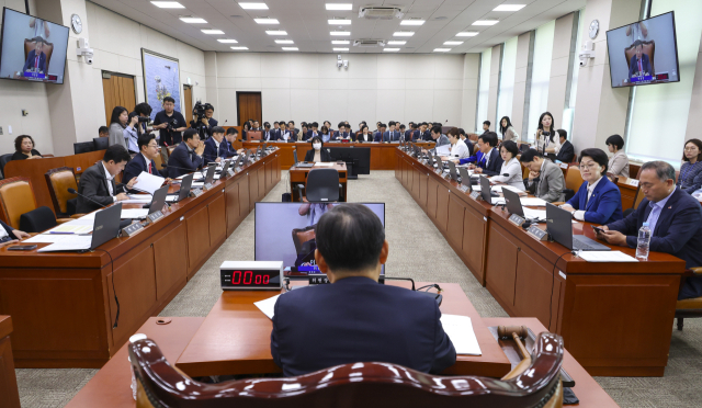 19일 국회에서 산업통상자원중소벤처기업위원회 전체 회의가 열리고 있다. 연합뉴스