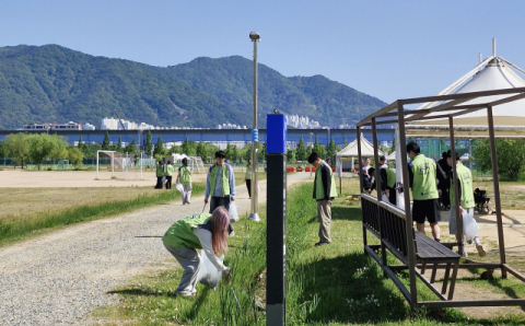 삼락공원 내 쓰레기를 줍고 있는 학생들 모습. 신라대 제공
