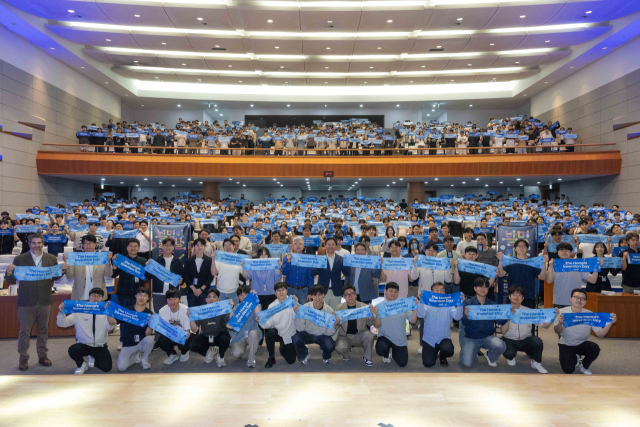 현대차·기아가 개최한 ‘2026 발명의 날’ 행사 참석자들이 단체사진을 찍고 있다.현대차·기아 제공