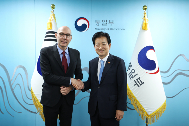 정동영 통일부 장관(오른쪽)이 지난 13일 서울 종로구 정부서울청사에서 볼커 튀르크 유엔 인권최고대표를 만나 기념 촬영하고 있다. 연합뉴스