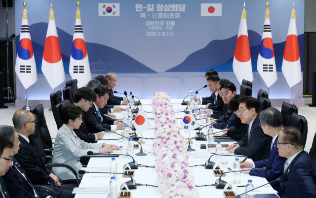이재명 대통령과 다카이치 사나에 일본 총리가 19일 경북 안동 한 호텔에서 확대 정상회담을 하고 있다. 연합뉴스