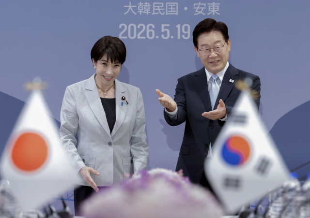 이재명 대통령이 19일 경북 안동 한 호텔에서 열린 확대 정상회담에서 다카이치 사나에 일본 총리와 악수한 뒤 자리를 안내하고 있다. 연합뉴스