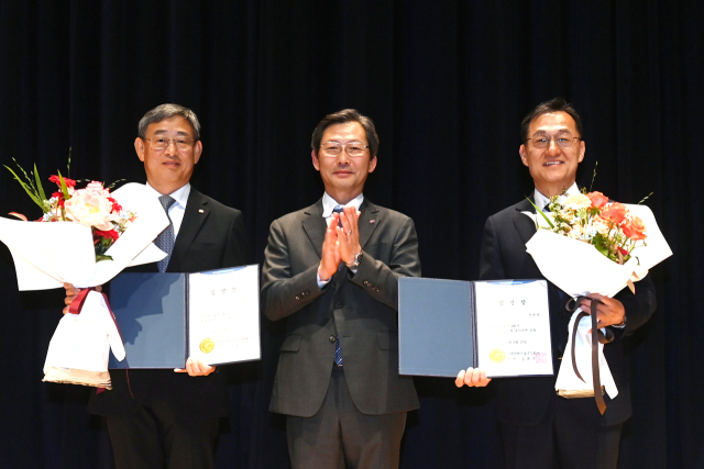한국전력기술 김종민 상임이사(왼쪽)와 장병용 상임이사(오른쪽)가 김태균 사장과 기념촬영을 하고 있다. 한전기술 제공