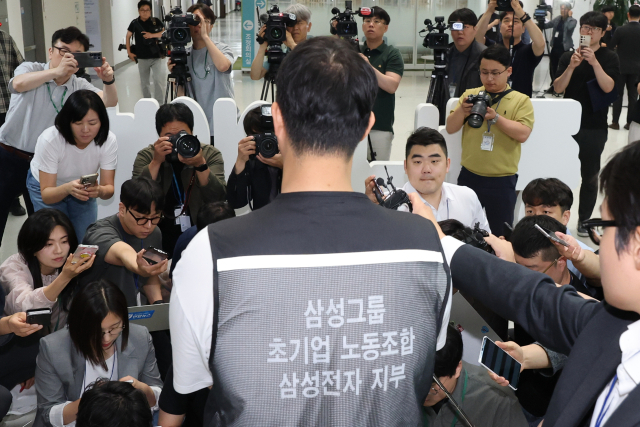 삼성그룹 초기업노동조합 삼성전자지부 최승호 위원장이 20일 정부세종청사 중앙노동위원회에서 열리는 3차 사후조정 회의에 들어가기에 앞서 취재진에게 합의가 늦어지는 것에 대한 사과 입장을 밝히고 있다. 연합뉴스