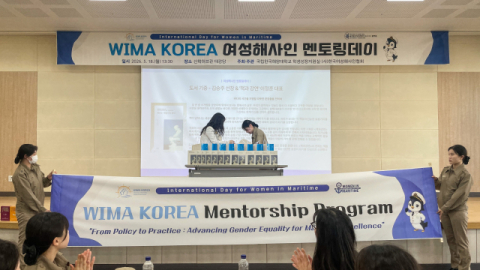 조소현 협회장이 책과강연 이정훈 대표를 대신하여 재학생에게 기증 도서를 전달하고 있다. (국립한국해양대 제공)