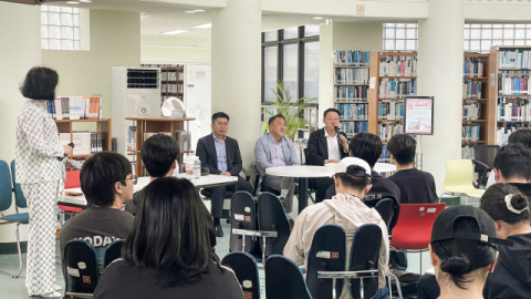 공동저자 황인주, 양승훈, 최승복 교수가 학생들과 이야기하고 있다. (신라대 제공)