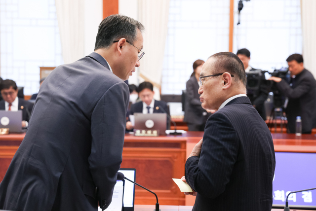 위성락 국가안보실장과 이형일 재정경제부 차관이 20일 청와대에서 열린 이재명 대통령 주재 국무회의 겸 비상경제점검회의에서 대화하고 있다. 연합뉴스