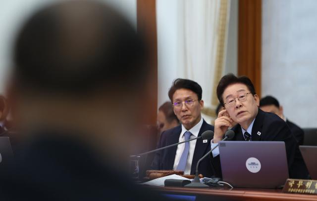 이재명 대통령이 20일 청와대에서 열린 국무회의 겸 비상경제점검회의에서 위성락 국가안보실장 답변을 듣고 있다. 연합뉴스
