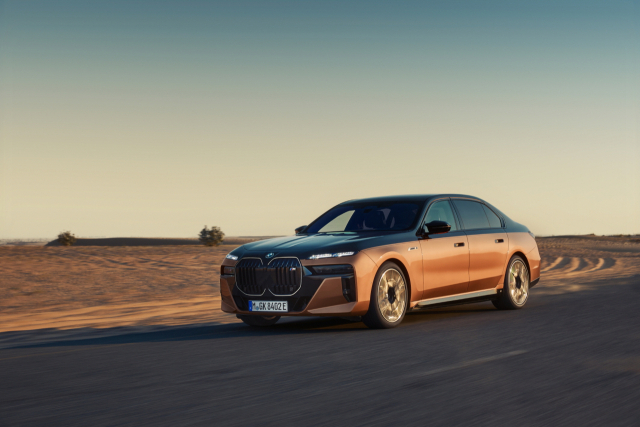 BMW 7시리즈가 올 들어 수입 대형 세단에서 판매 1위를 달리는 등 인기를 끌고 있다. 7시리즈 주행 모습. BMW코리아 제공