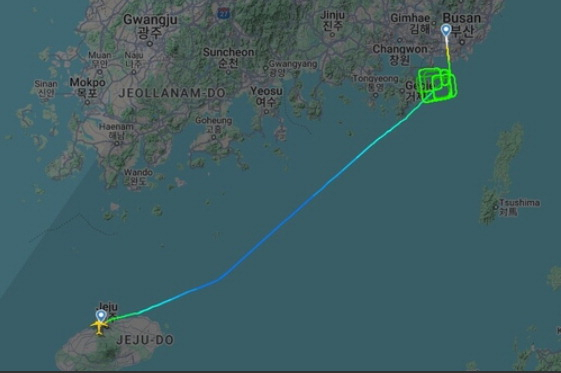 지난 19일 오후 9시께 김해국제공항 주변 항공기 궤적. 플라이트레이더 캡처