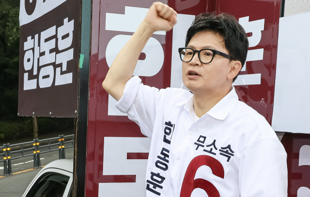 6.3 전국동시지방선거 및 국회의원 보궐선거 공식선거운동이 시작된 21일 오전 부산 북구 한 교차로에서 북구 갑 보궐선거 무소속 한동훈 후보가 지지를 호소하고 있다. 김종진 기자 kjj1761@
