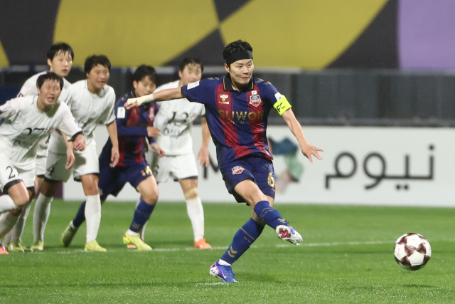 20일 수원 장안구 수원종합운동장에서 열린 아시아축구연맹(AFC) 여자 챔피언스리그(AWCL) 4강 수원FC 위민과 내고향여자축구단의 경기. 수원FC의 지소연이 동점 찬스에서 페널티킥을 실축하고 있다. 연합뉴스