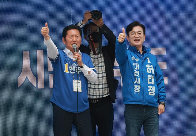 더불어민주당 정청래 총괄상임선거대책위원장이 21일 대전 중구 으능정이 문화의거리에서 민주당 허태정 대전시장 후보 지원 유세를 하고 있다. 연합뉴스