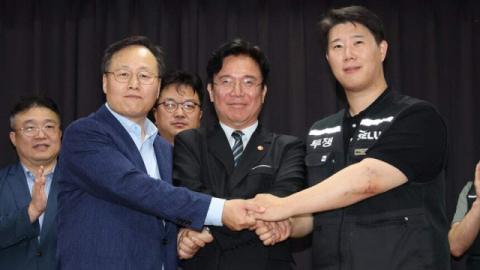 20일 경기도 수원시 장안구 경기고용노동청에서 열린 삼성전자 임금협상을 마친 후 여명구 삼성전자 DS(디바이스솔루션·반도체 사업 담당) 피플팀장과 최승호 삼성그룹 초기업노동조합 삼성전자지부 위원장이 잠정 합의안에 서명한 후 김영훈 고용노동부 장관과 기념촬영을 하고 있다. 연합뉴스