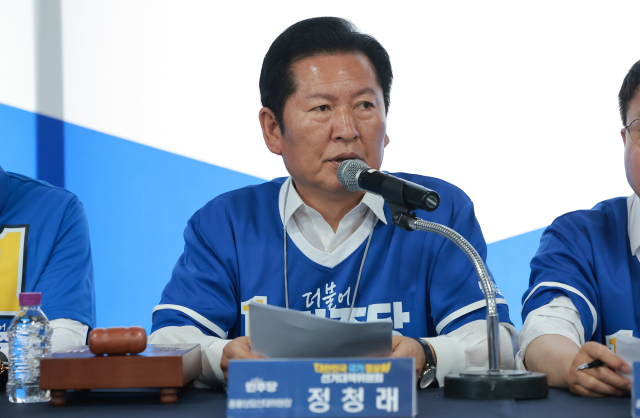 더불어민주당 정청래 총괄상임선거대책위원장이 22일 민주당 이장섭 충북 청주시장 후보 선거사무소에서 열린 현장 중앙선대위 회의에서 발언하고 있다. 연합뉴스