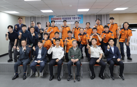 부산소방, 화재피해주민 목재 방화문 설치 지원