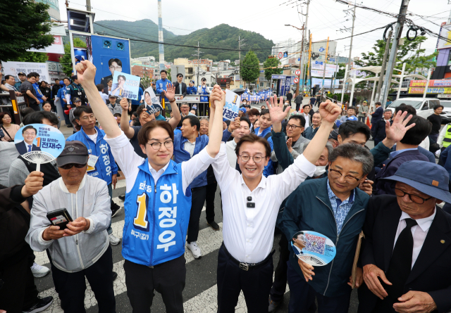 더불어민주당 전재수 부산시장 후보와 하정우 북갑 국회의원 보궐선거 후보가 23일 오후 부산 북구 구포시장 쌈지공원에서 합동유세를 하고 있다. 연합뉴스