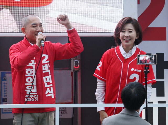국민의힘 박민식 부산 북갑 국회의원 보궐선거 후보가 23일 오후 부산 북구 도시철도 덕천역 부근에서 지원유세를 온 나경원 의원를 소개하고있다. 연합뉴스