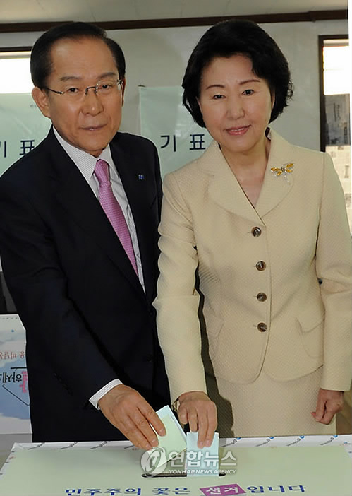 자유선진당 이회창 대표가 2일 오전 부인 한인옥씨와 함께 충남 예산군 예산읍 예산리 신성아파트관리사무소에 마련된 투표소를 찾아 투표를 한 뒤 기표용지를 투표함에 넣고 있다.연합뉴스