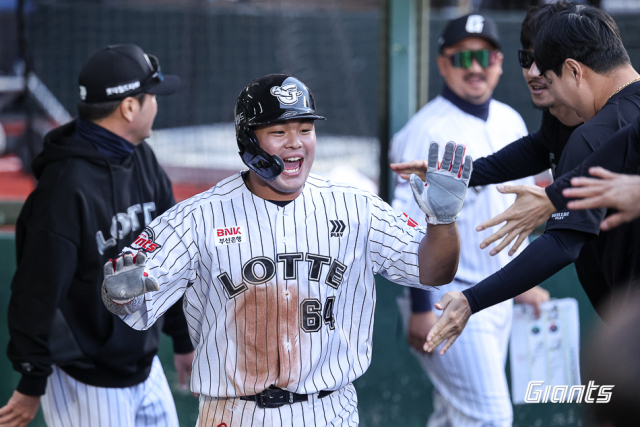 23일 삼성전에서 롯데 자이언츠 김동현이 득점을 올린 뒤 덕아웃에서 환호하고 있다. 롯데 자이언츠 제공