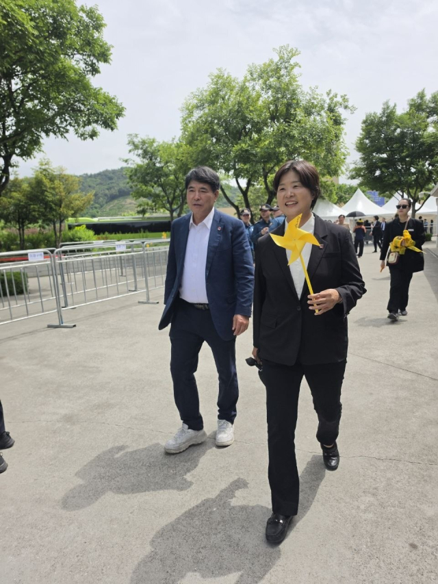 23일 전희영 후보가 봉하마을을 방문해 노란색 바람개비를 들고 있다. 진보당 제공