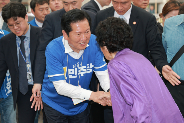 더불어민주당 정청래 총괄상임선거대책위원장이 24일 전남 광양시 오곡5일장을 방문해 시민과 인사하고 있다. 연합뉴스